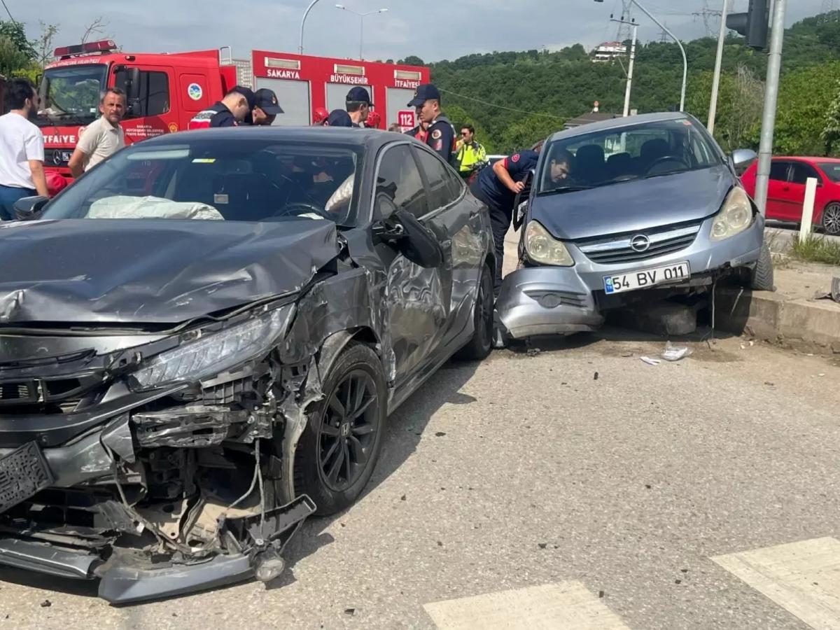 Serdivan’da Trafik Kazası: 4 Yaralı