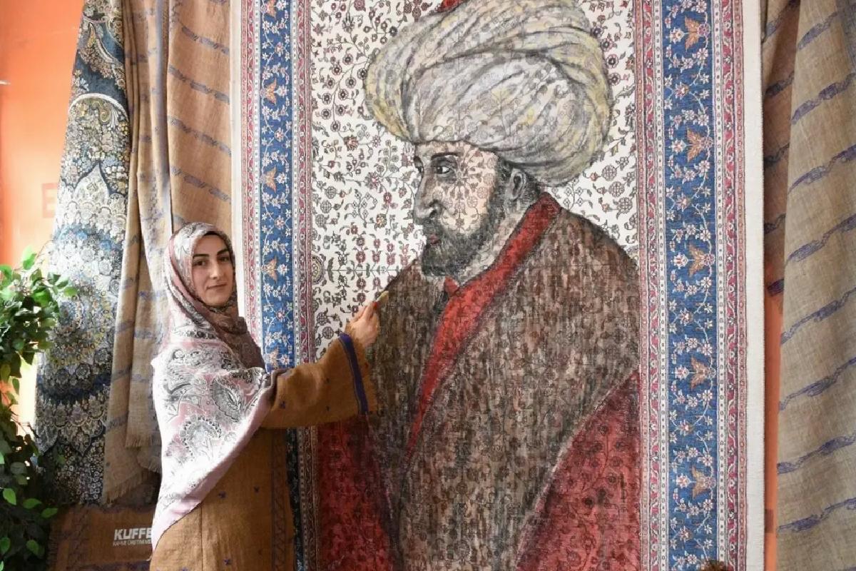 Şeyma Sezer: Halıya Nostaljiyle Sanat İşliyor