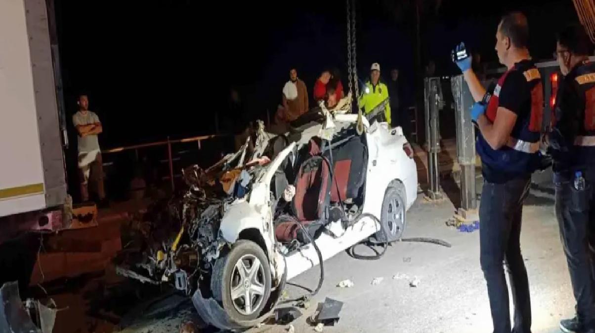 Silifke’de Otomobilin Tıra Çarpması: 2 Ölü