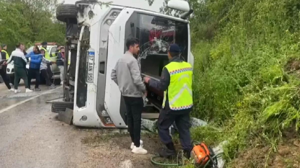 Sinop’ta Otobüs ve Otomobil Çarpıştı