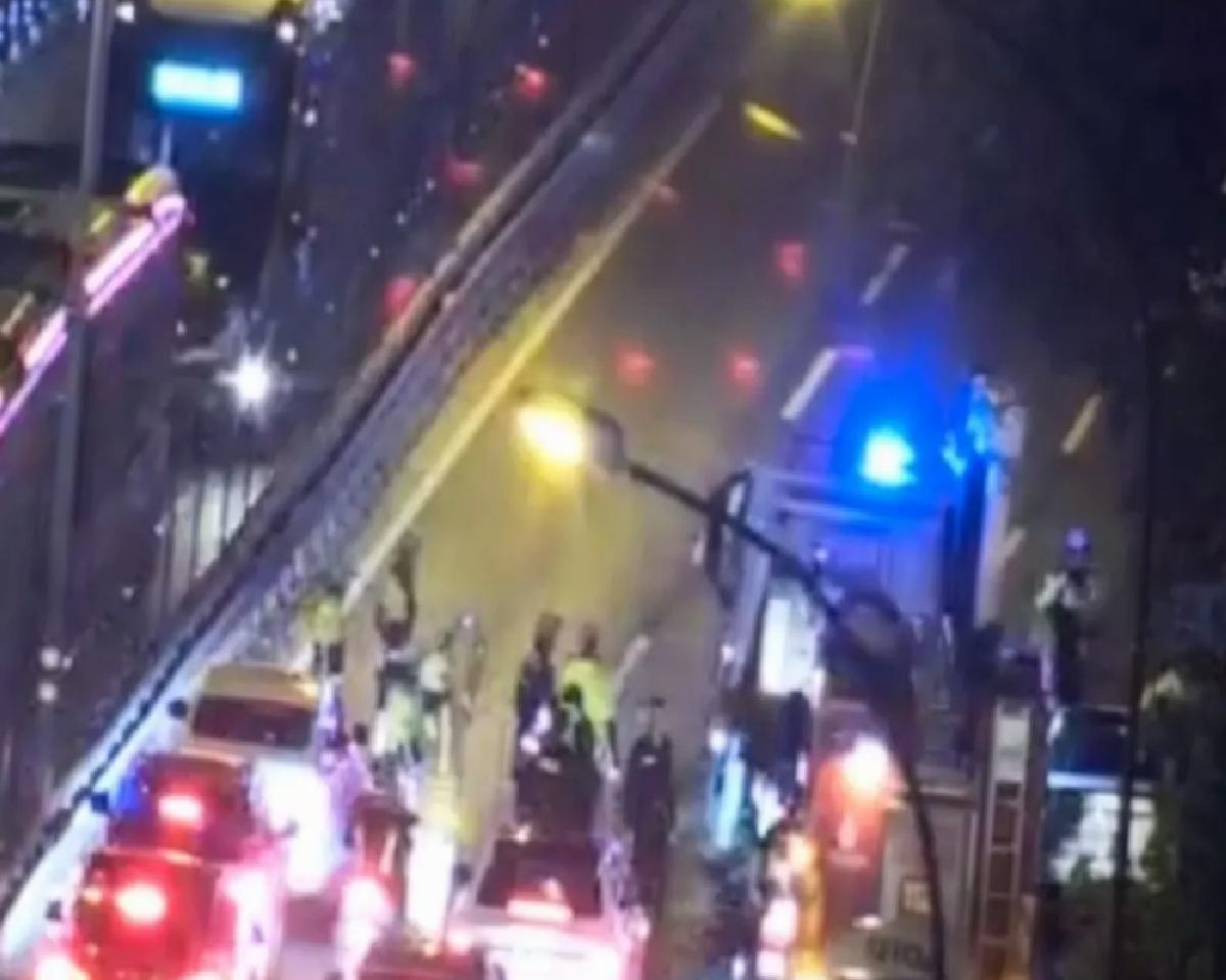 Şişli’de Otomobil Yangını Trafiği Kırmayı Kapatı