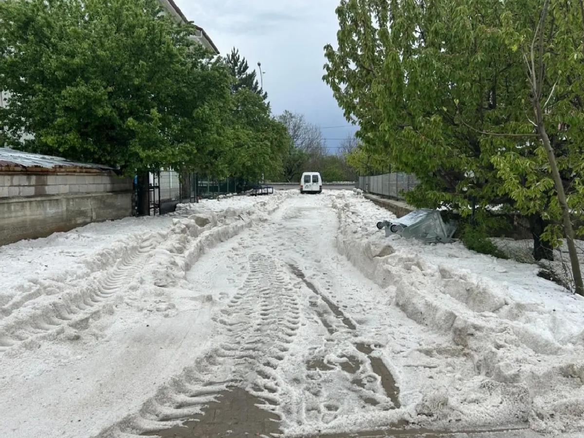 Sivaslı’da Dolu Yağışı Caddeleri Beyaza Bürüdü