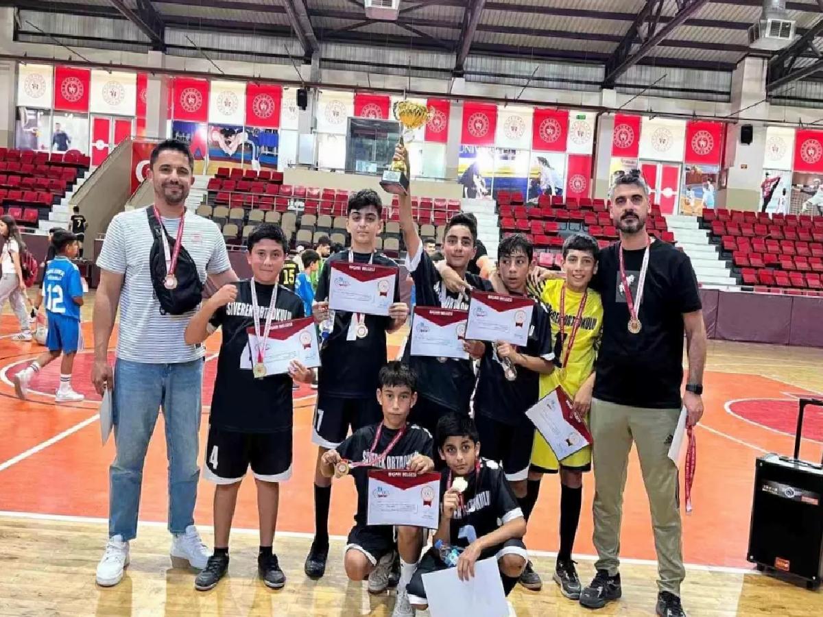 Siverek Ortaokulu Futsal’da Şampiyon!