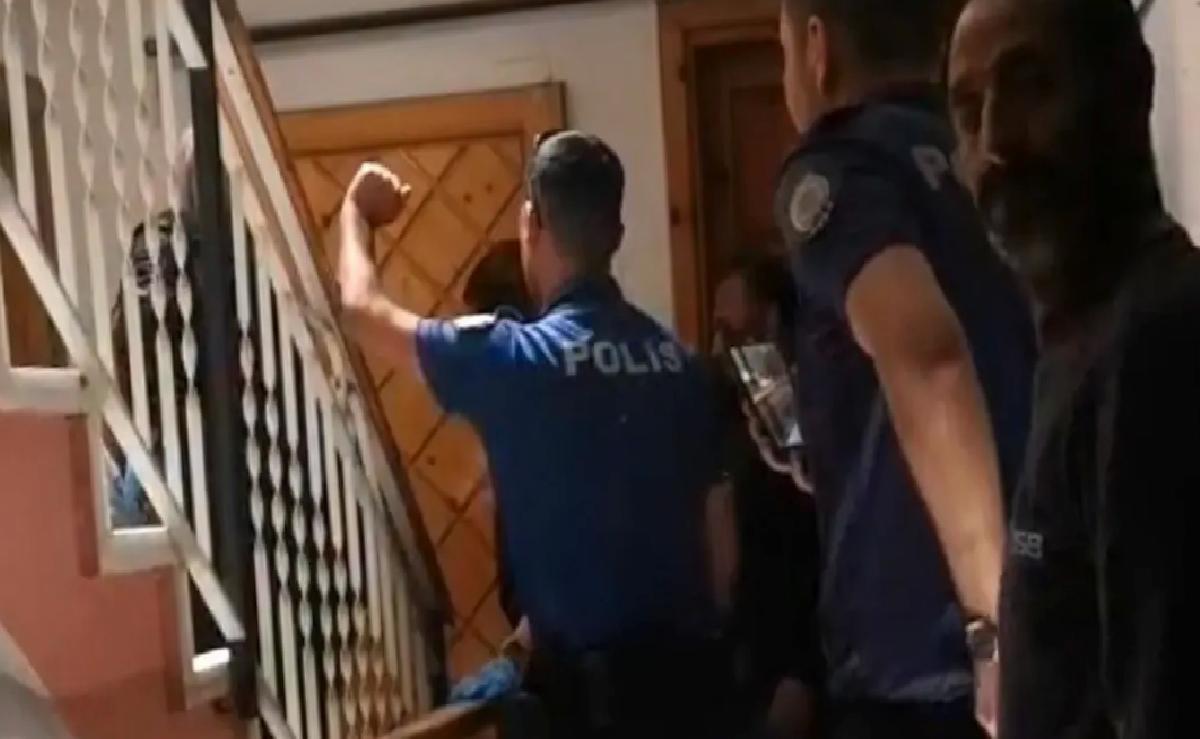 Sokak Köpekleriyle Yaşayan Kadın Evinde Tahliye Edildi