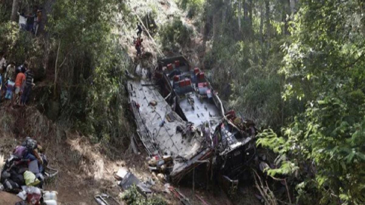 Sri Lanka’da yolcu otobüsü uçuruma yuvarlandı: 21 ölü