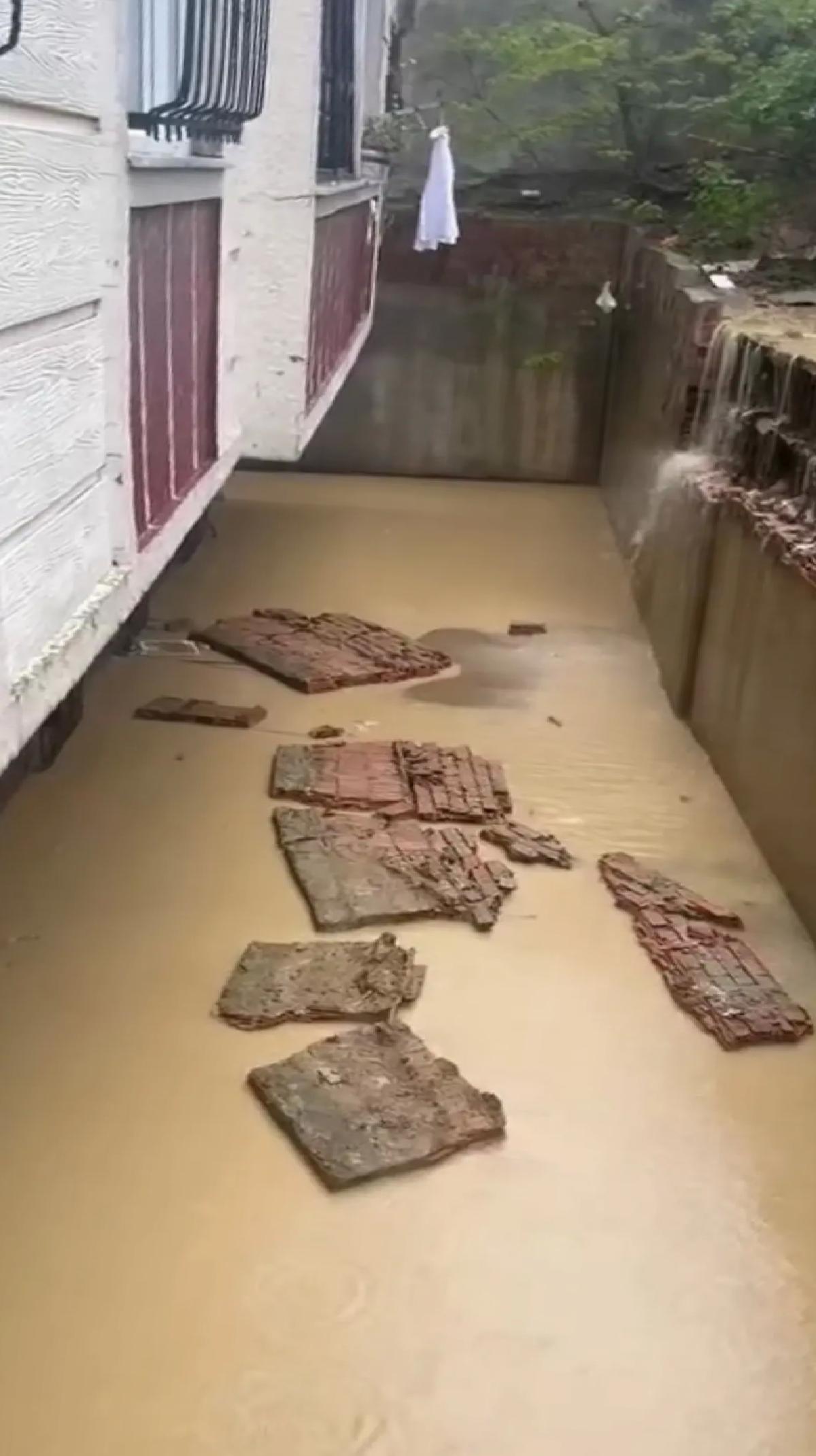 Sultangazi’de Su Borusu Patladı