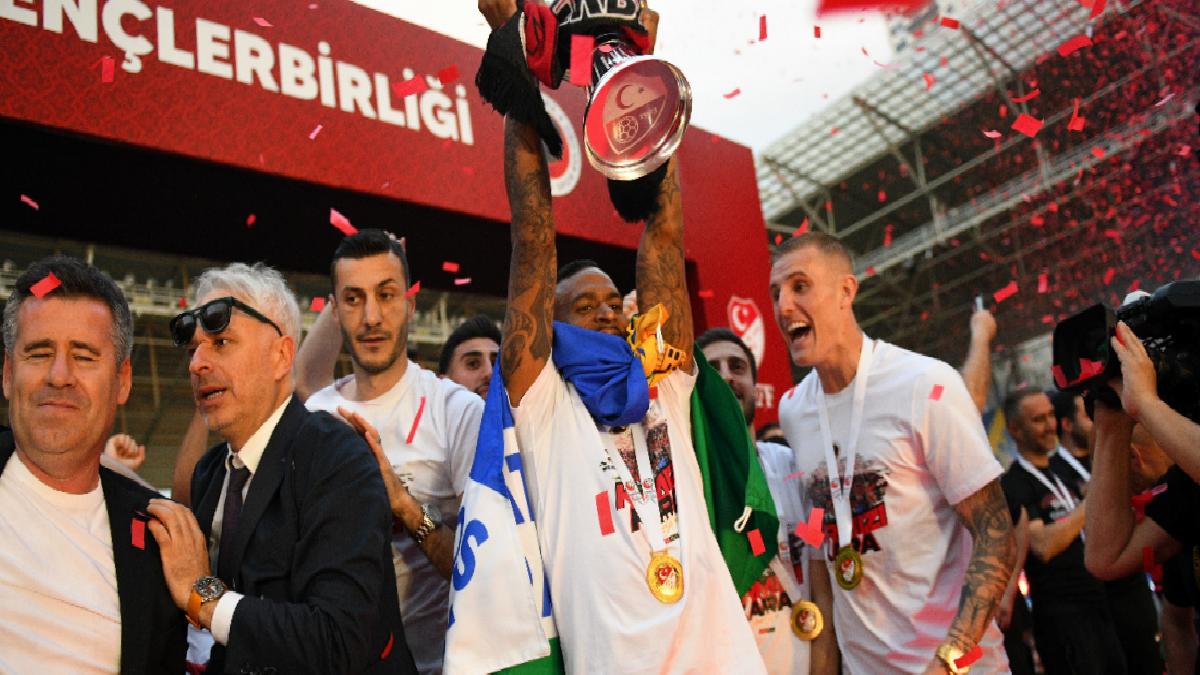 Süper Lig’e çıkan Gençlerbirliği, kupasını aldı