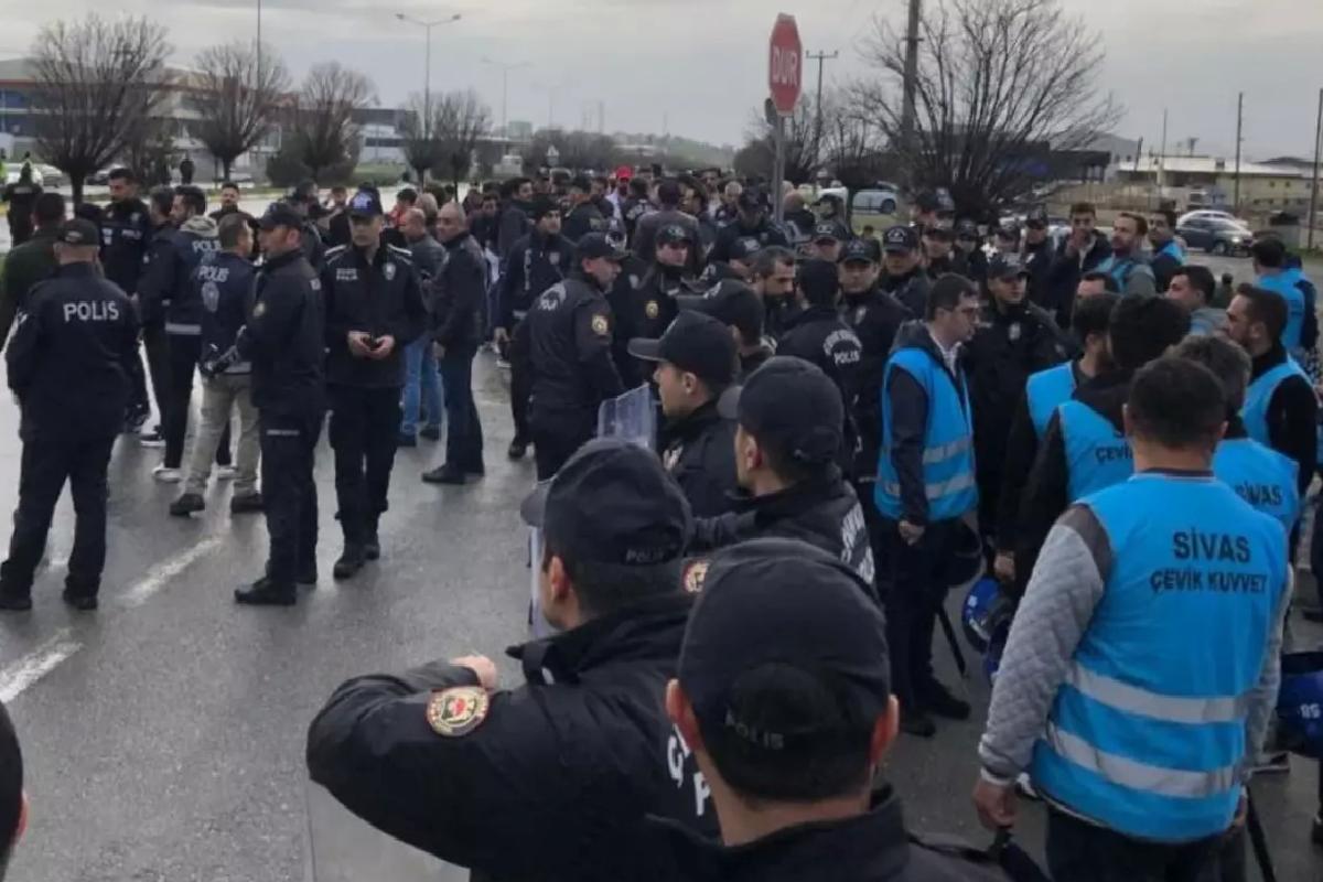 Süper Lig’in köklü takımına şok protesto: Taraftar tesisi bastı