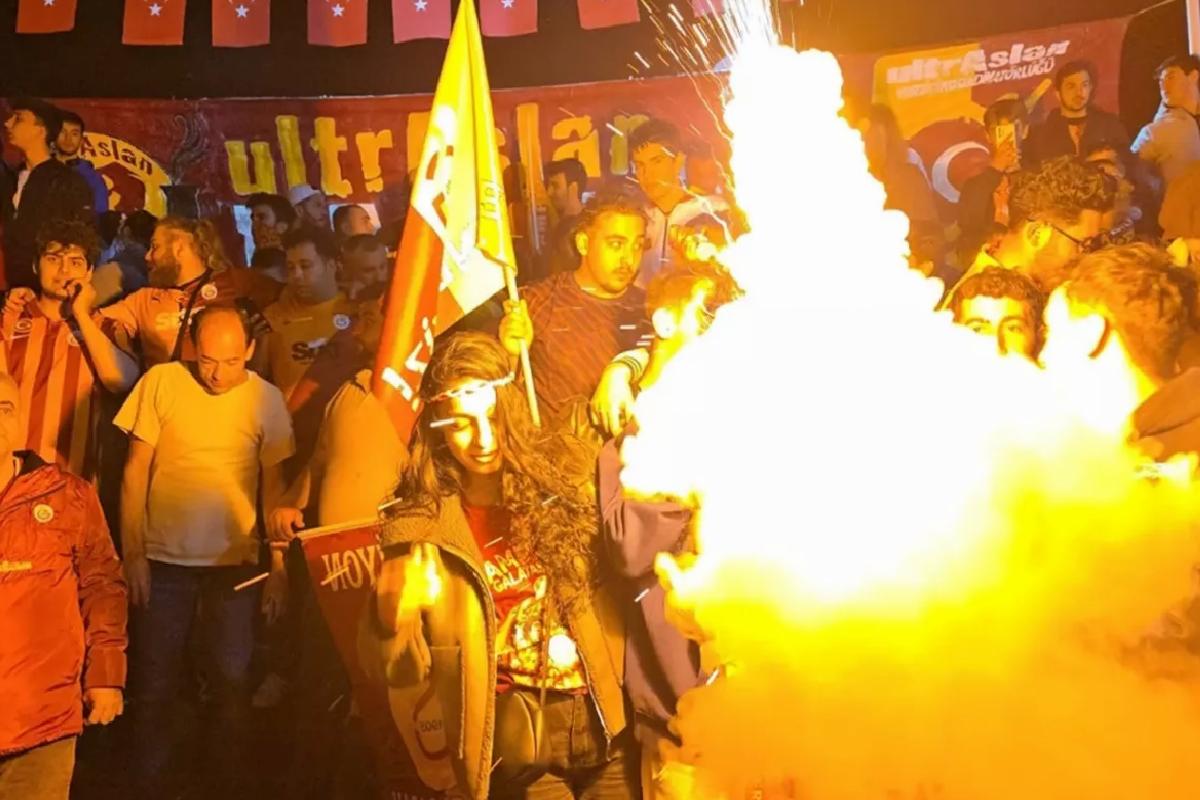 Taraftarlar sokaklardan taştı! Ülkenin birçok noktasında şampiyonluk kutlaması