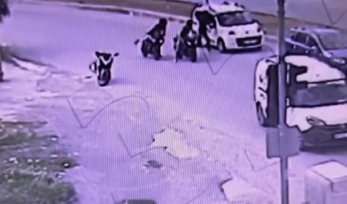Tarsus’ta Motosikletli Sürücü Kaskla Araca Saldırdı