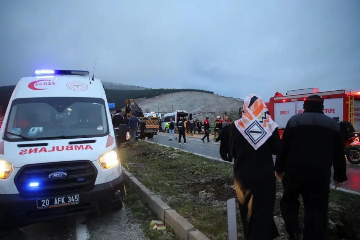 Tavas’ta Minibüs Kazası: 18 Yaralı
