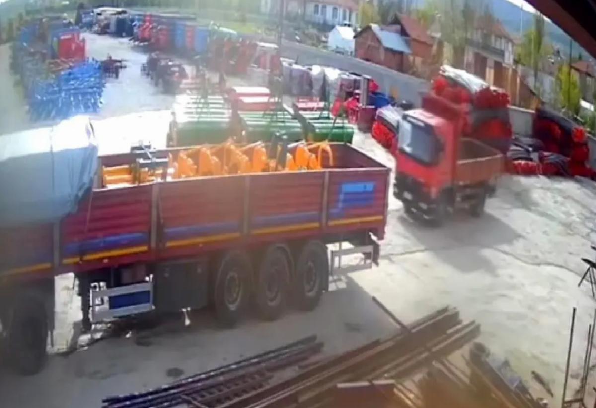 Tokat’ta Park Halindeki Kamyonet Aniden Hareket Etti