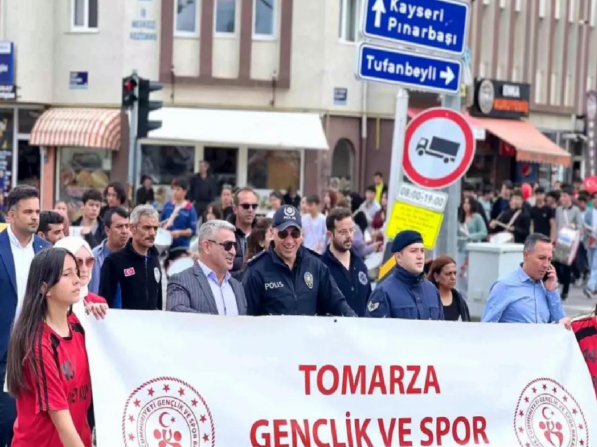 Tomarza’da Gençlik Yürüyüşü Düzenlendi