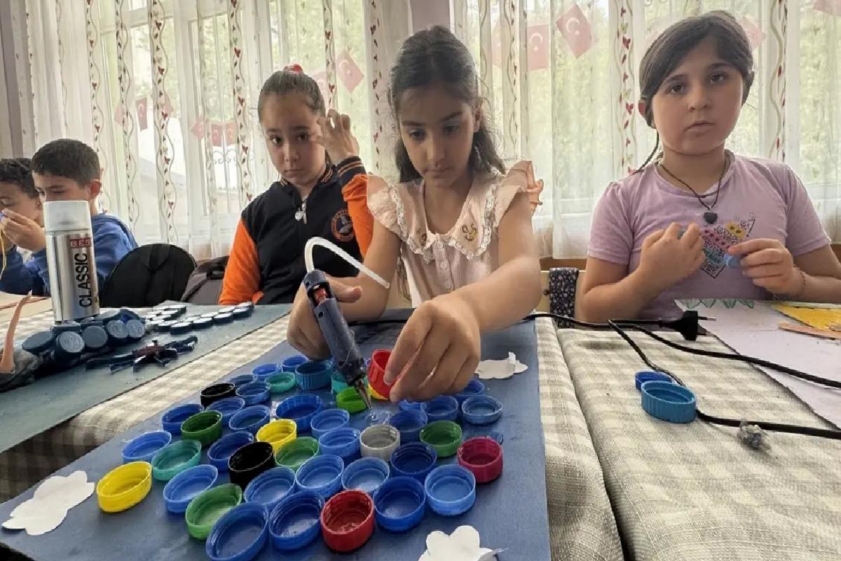 Toplanan mavi kapaklar öğrencilerin emeğiyle Anneler Günü hediyesi oldu
