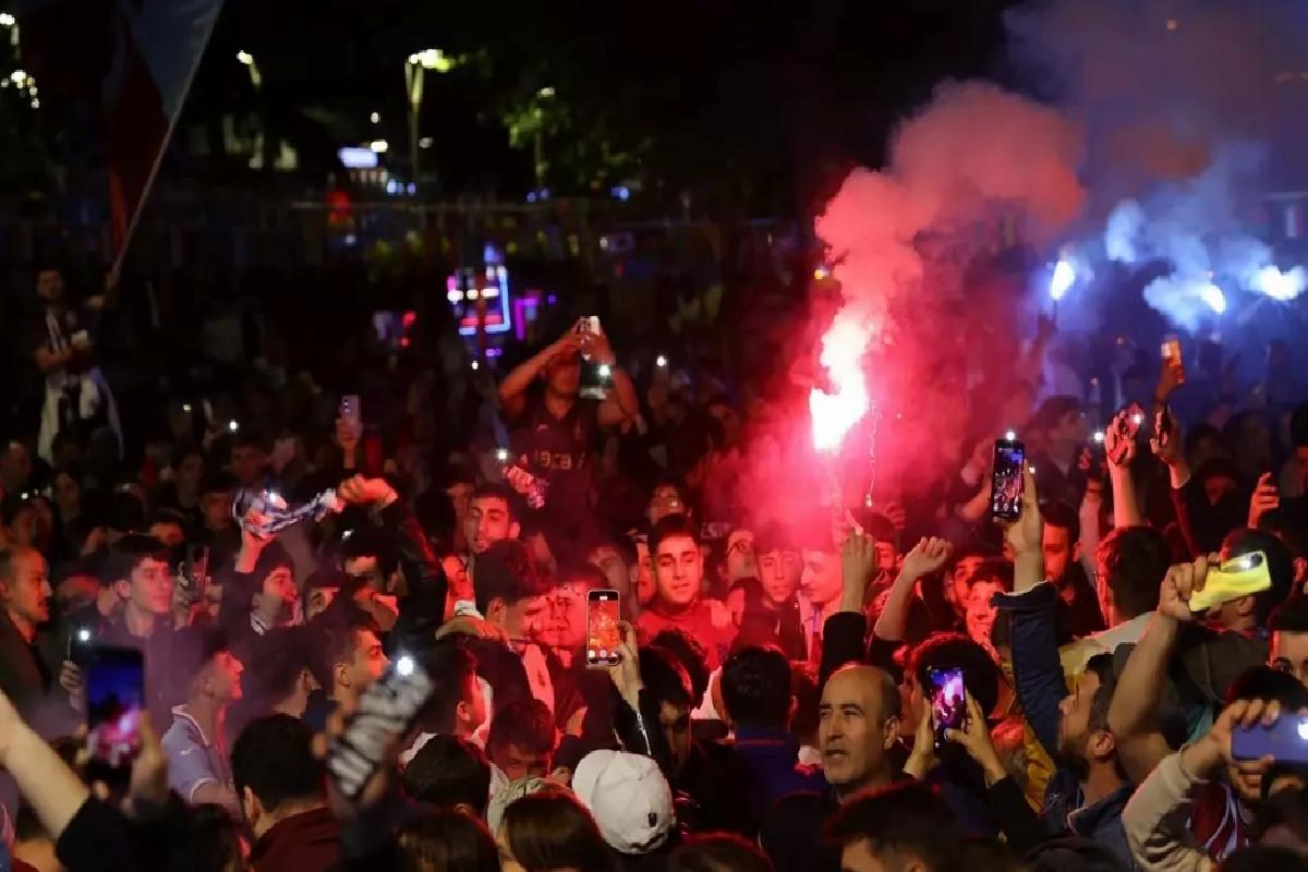 Trabzonspor taraftarları, Ziraat Türkiye Kupası finalini dev ekrandan takip etti
