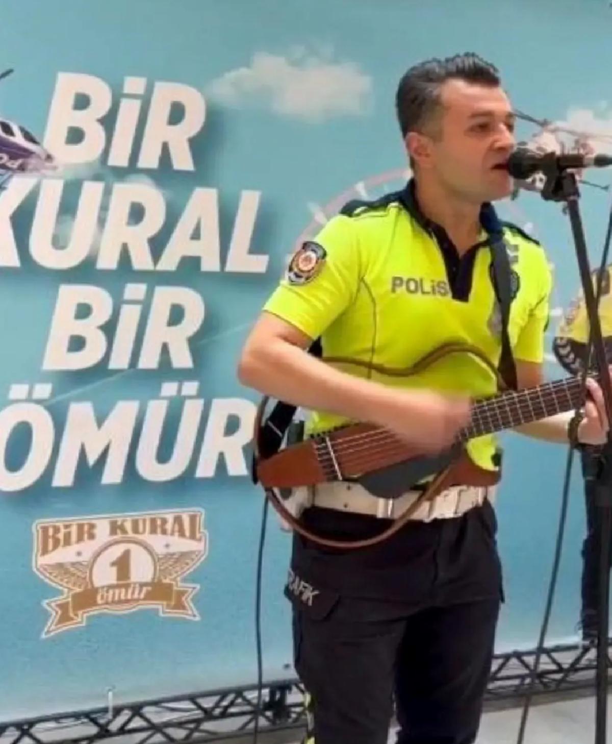 Trafik Polisi Müzikle Farkındalık Yarattı