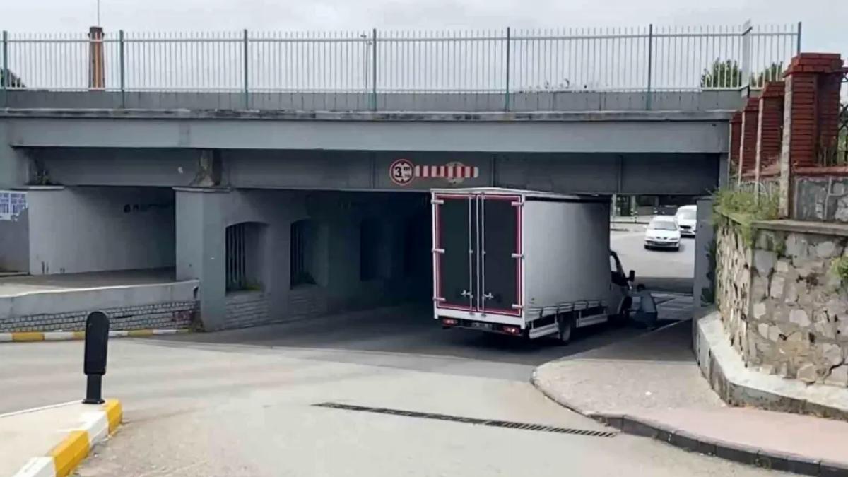 Tren Yolu Alt Geçidinde Araç Sıkıştı