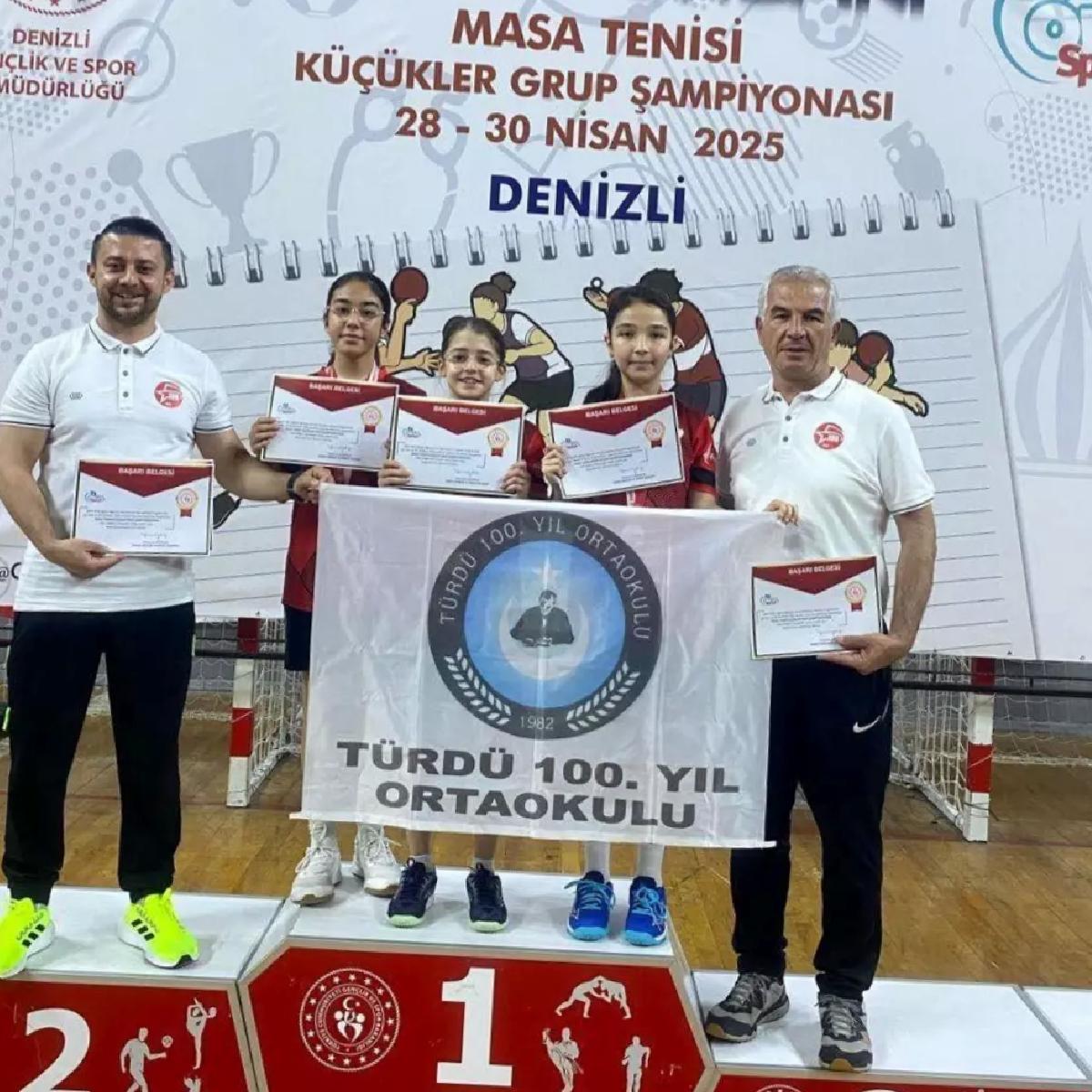 Türdü 100. Yıl Ortaokulu Kız Takımı Şampiyon