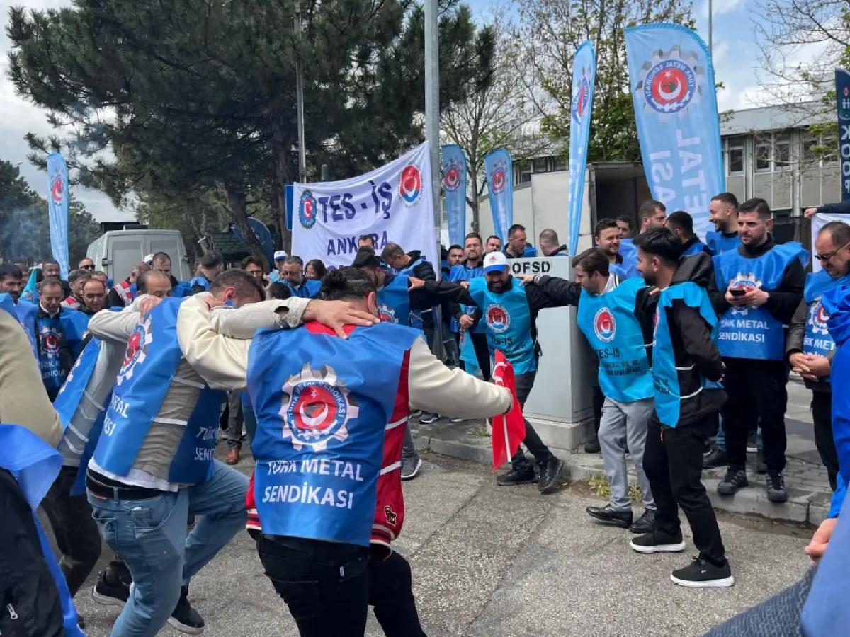 TÜRK-İŞ, 1 Mayıs’ı Hazine Bakanlığı Önünde Kutladı