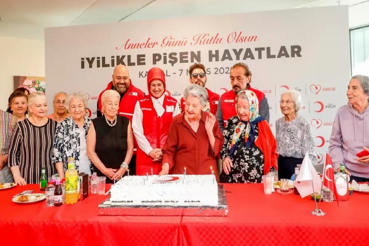 Türk Kızılay Deprem Bölgesinde Anneler Günü Kutladı