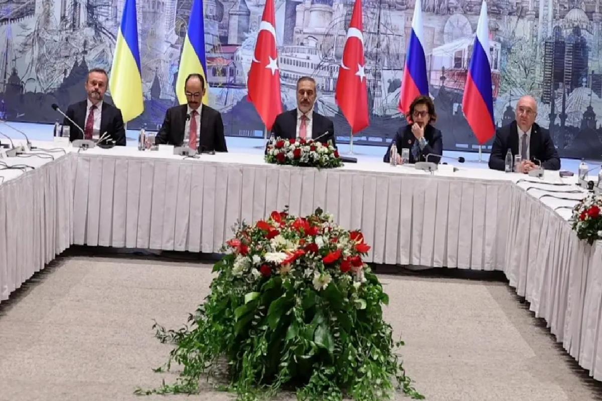 Türkiye-Rusya-Ukrayna üçlü barış zirvesi Dolmabahçe’de başladı