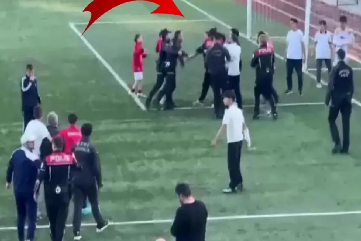 U-15 Futbol Ligi şampiyonluk maçında ortalık karıştı! Polis sahaya indi