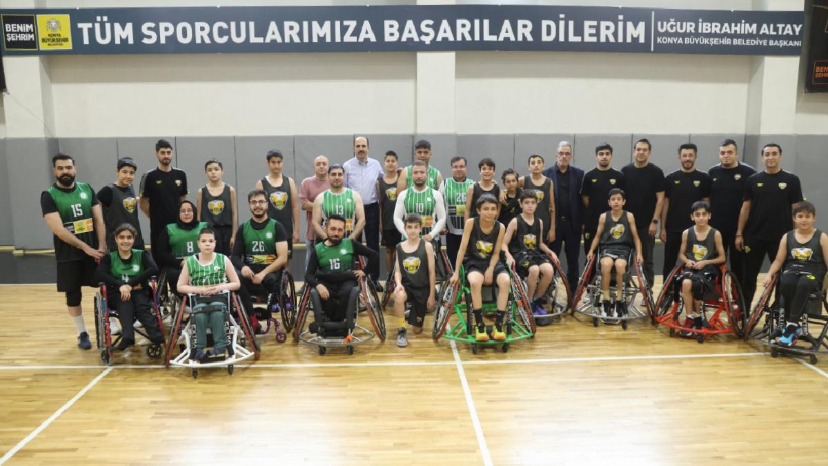 Uğur İbrahim Altay tekerlekli sandalyeye oturdu, engelli basketçilerle maç yaptı