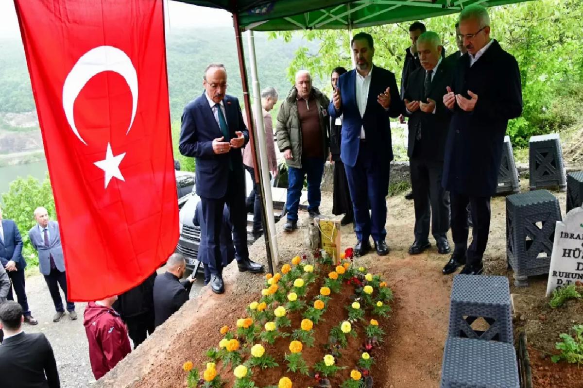 Ulaştırma Bakanı Uraloğlu, Şehit Piyade Uzman Onbaşı Berat Mecit Day’ın Ailesini Ziyaret Etti