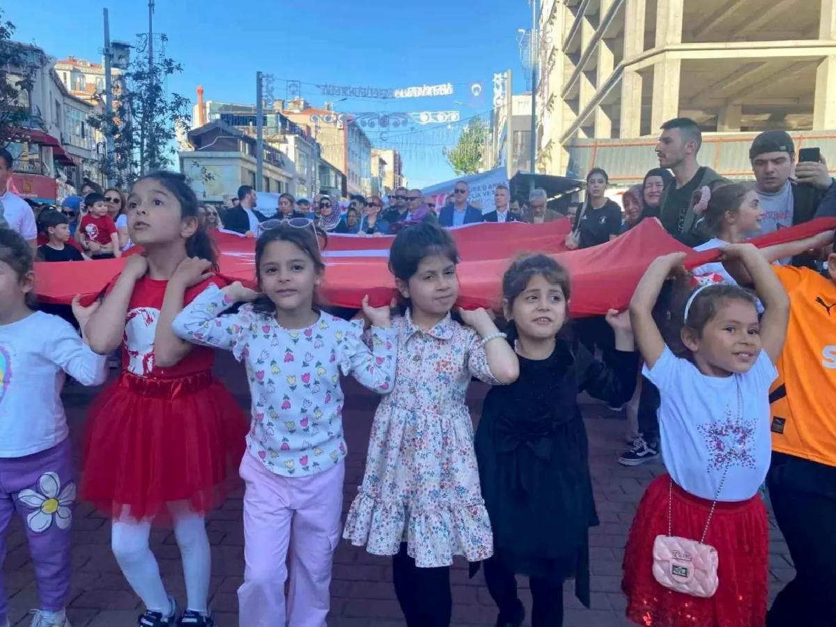Ümraniye’de 19 Mayıs Coşkusu: Gençlik Yürüyüşü ve Konserle Kutlandı