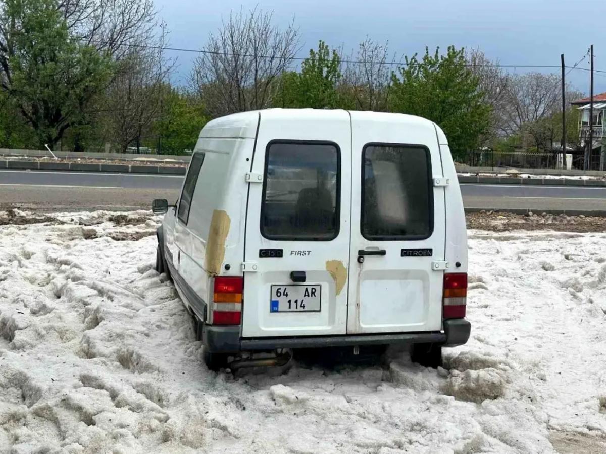 Uşak’ın Sivaslı İlçesinde Dolu Yağışı Sokakları Beyaza Bürüdü