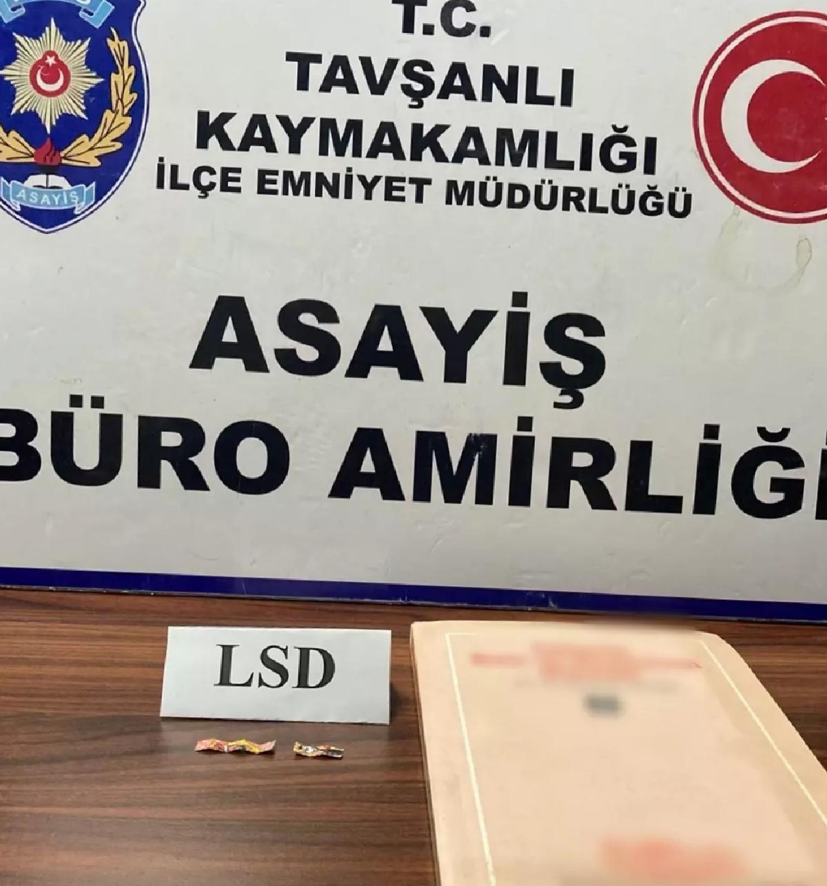 Uyuşturucu Kitap Sayfalarında Yakalandı