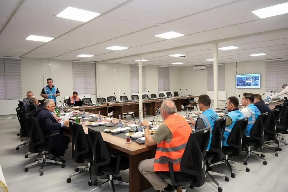 Vali Çiçek ile Başkan Büyükkılıç, hızlı tren şantiyesini inceledi