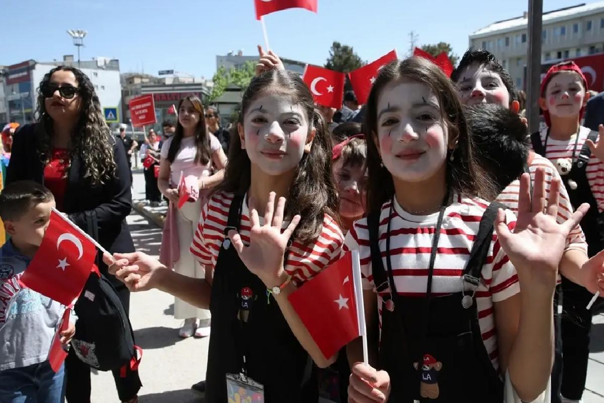 Van Akdamar Tiyatro Şenliği Başladı