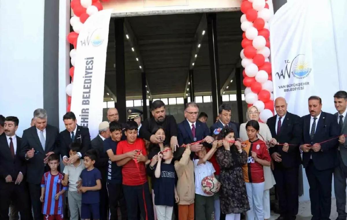Van’da Kapalı Semt Pazarı Hizmete Açıldı