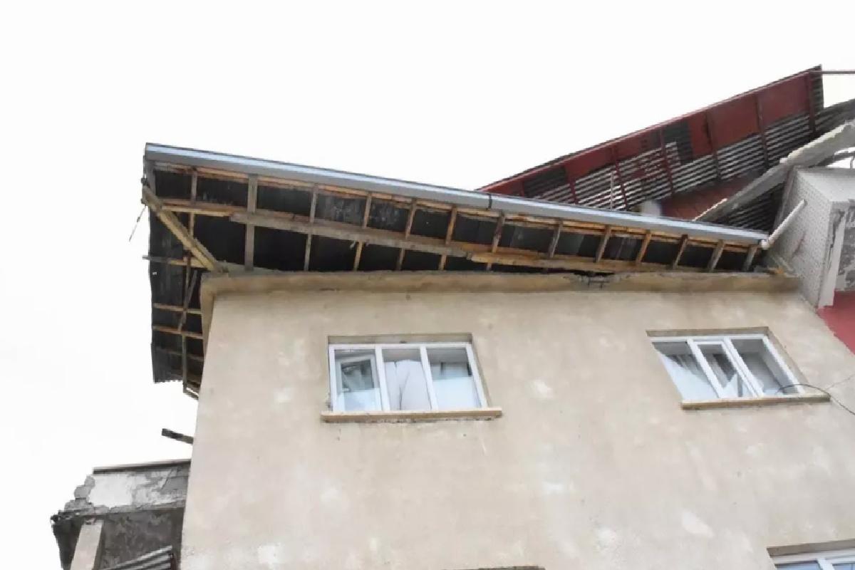Van’da Şiddetli Rüzgar Evlerin Çatısını Uçurdu