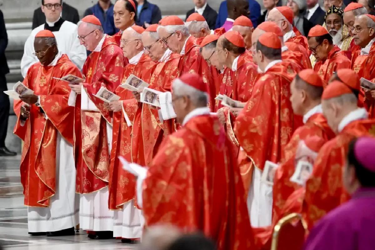 Vatikan’da yeni papa ilk turda seçilemedi. Sistine Şapeli’nin bacasından siyah duman çıktı.