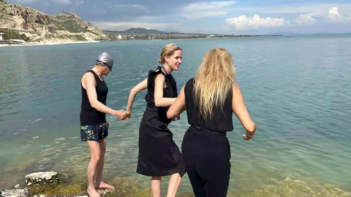 Wilma Elles ve Tuğba Özay, Van Gölü’ne Girdi
