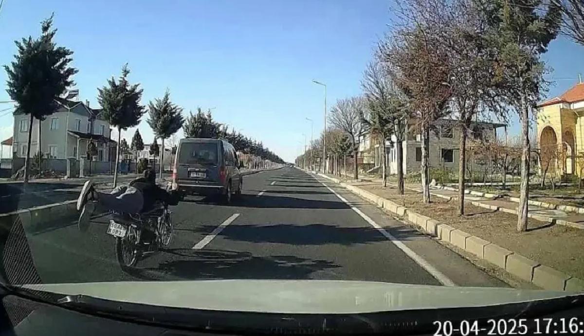 Yatarak Motosiklet Süren Sürücü Yakalandı