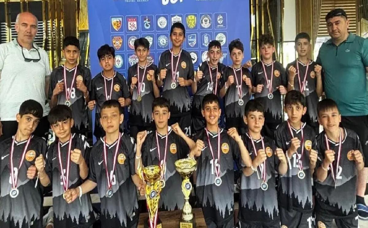Yıldızkent Spor, Antalya’dan Çifte Kupa ile Döndü
