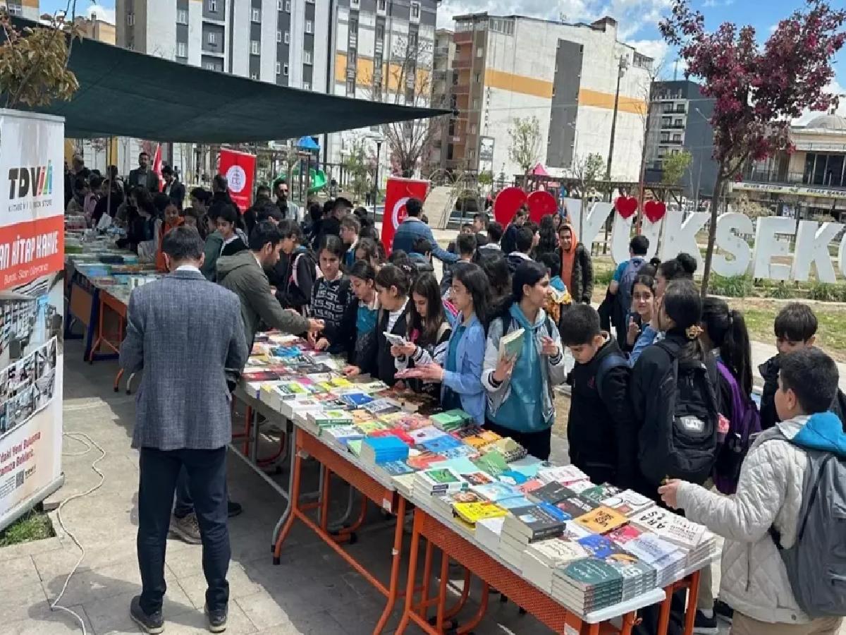 Yüksekova’da “mini kitap fuarı” açıldı