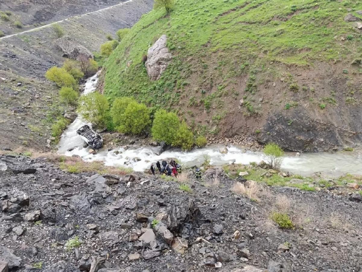 Yüksekova’da Minibüs Devrildi: 2 Ölü, 3 Yaralı