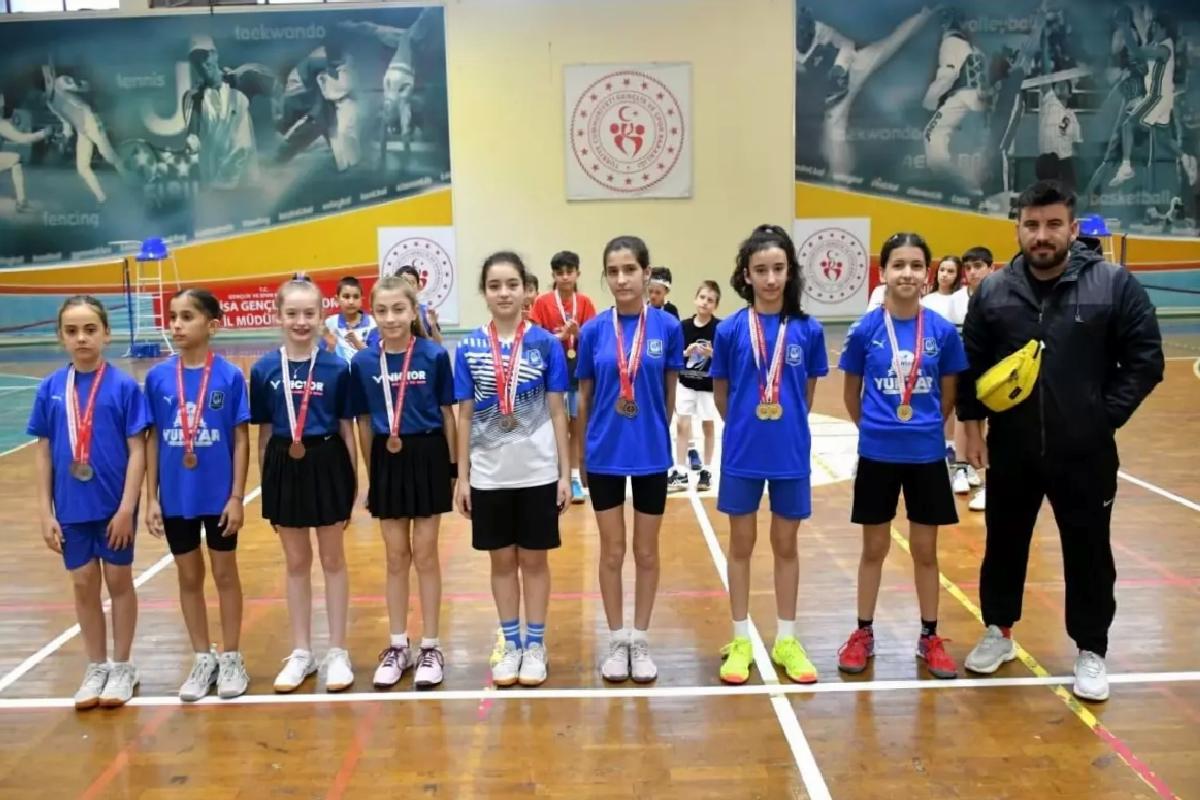 Yunusemre Belediyespor Badminton Takımı İl Birinciliği’ni Zirvede Tamamladı