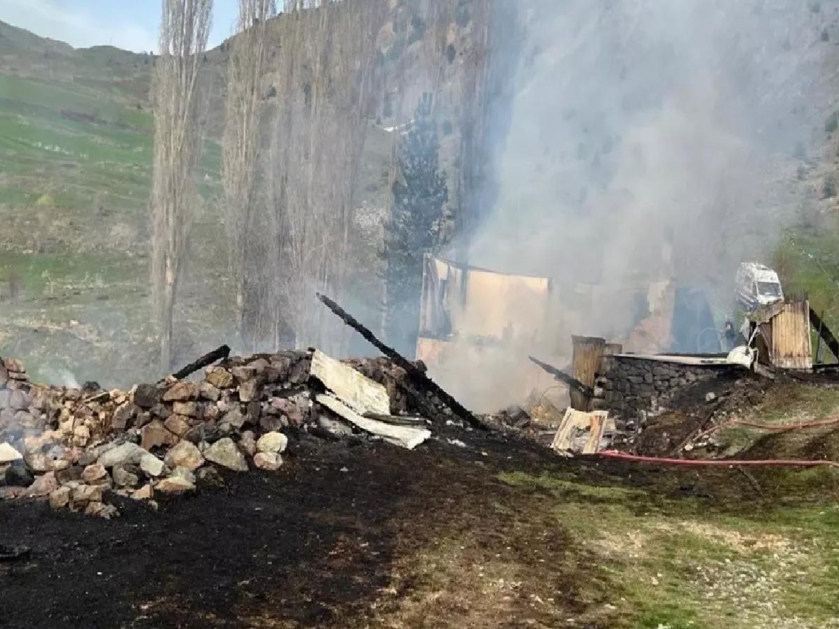 Yusufeli’nde Yangın: Ev ve Ahırlar Kullanılamaz Hale Geldi