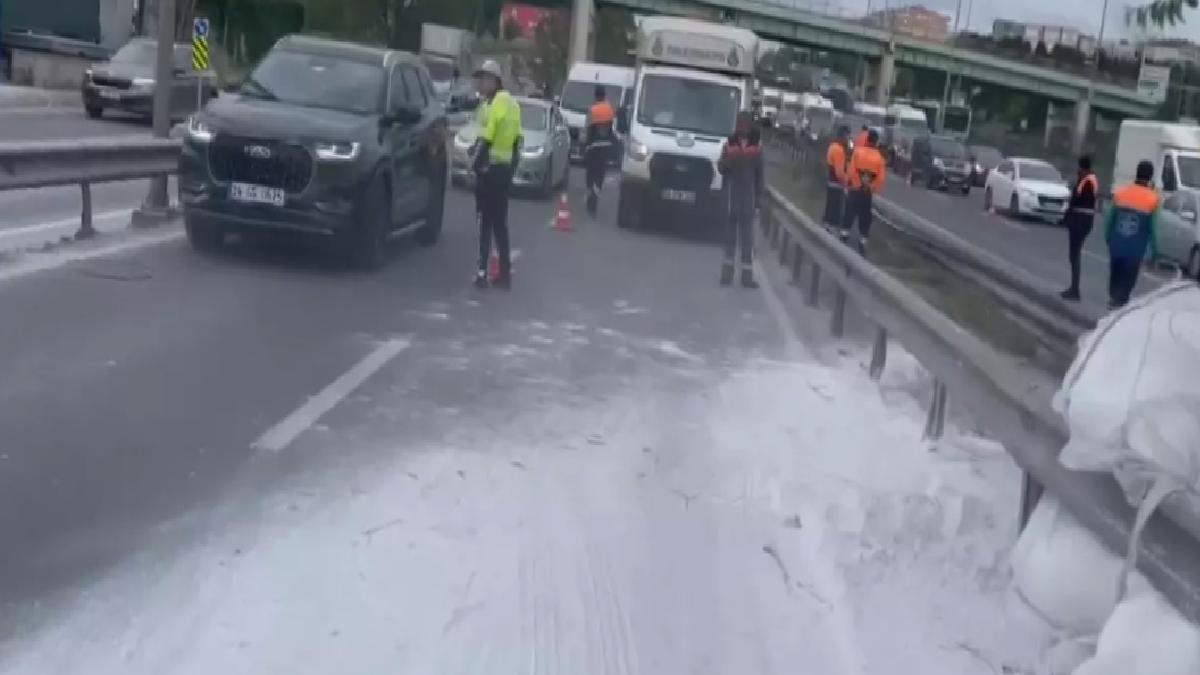 Zeytinburnu’nda TIR Kazası: Trafik Kilitlendi